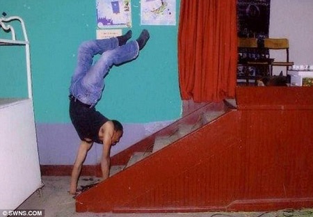 Vượt qua quãng đường 75m bằng tư thế "trồng cây chuối" - 1 Mong muốn vượt qua số phận, anh đã học đi bằng hai tay