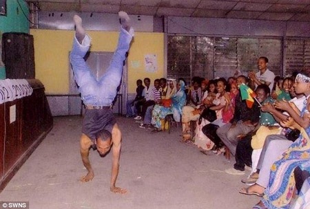 Vượt qua quãng đường 75m bằng tư thế "trồng cây chuối" - 2 Mong muốn vượt qua số phận, anh đã học đi bằng hai tay