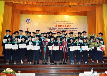 Một buổi lễ trao bằng tốt nghiệp thạc sỹ tại Viện quản trị kinh doanh