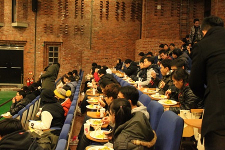 Mọi người cùng nhau ăn bữa tối tất niên vui vẻ