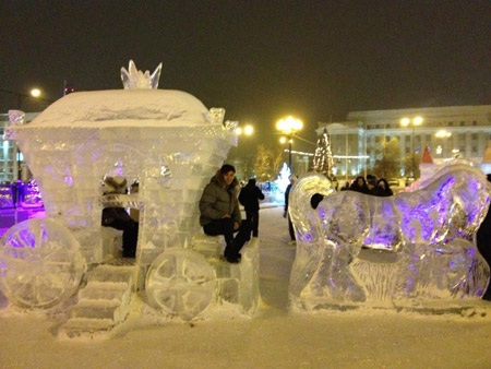 Người dân vui chơi ở quảng trường trung tâm chờ đón Giao thừa