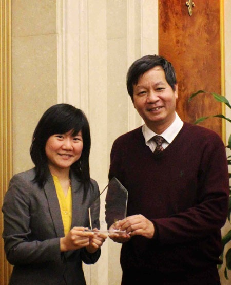 Phó Chủ tịch Vingroup Lê Khắc Hiệp nhận kỷ niệm chương của trường Đại học SMU (Singapore)