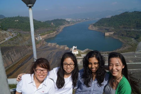 Lưu lại hình ảnh đẹp bên đập nước Nhà máy thủy điện Hòa Bình