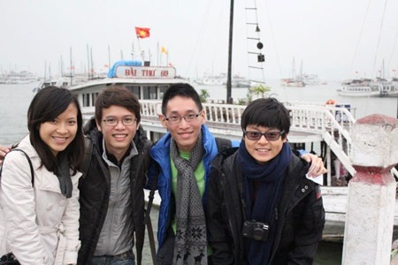 Thêm một tấm hình lưu niệm bên bờ vịnh Hạ Long