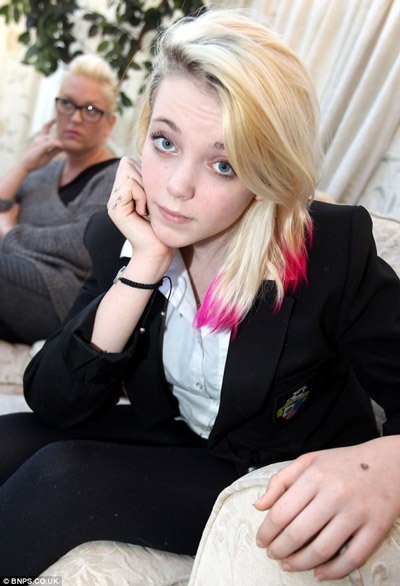 Nữ sinh 13 tuổi bị phạt “cách ly” vì nhuộm tóc nổi bật - 1 Billie Halford phải nhận hình phạt cách ly tại trường do nhuộm tóc nổi bật