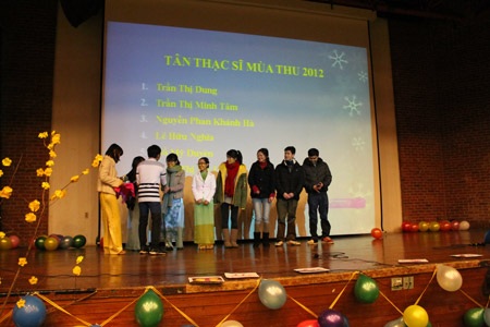 Mọi người cùng nhau ăn bữa tối tất niên vui vẻ