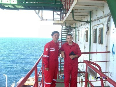 TS. Nguyễn Văn Chí (trái) cùng đồng nghiệp tại khu nghỉ trên nhà giàn