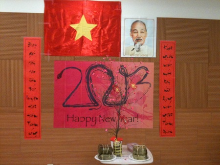 “Đón” Tết Việt muôn nơi cùng Dân trí - 2 Bàn thờ treo ảnh Tổ quốc và Bác Hồ