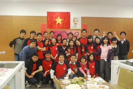 “Đón” Tết Việt muôn nơi cùng Dân trí - 3 Các DHS Việt quây quần bên mâm cơm tất niên