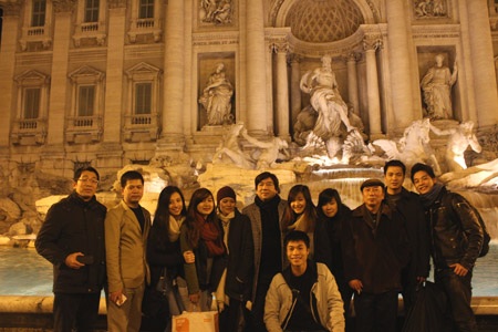 Nhóm DHS từ Italia cùng Cục trưởng Cục Báo chí, Bộ TT&TT Hoàng Hữu Lượng (Thứ 3 từ phải sang)