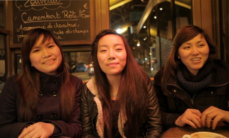 Các bạn du học sinh đang học tập tại Pháp, Thy - Nhung - Kim (Từ trái sang phải)