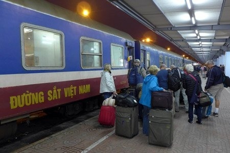 Đoàn khách nước ngoài chọn tàu hỏa là phương tiện du lịch ở Việt Nam
