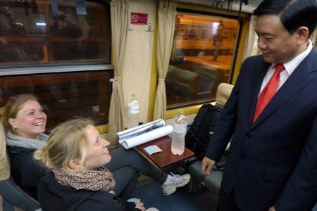 Nói chuyện vui vẻ với khách nước ngoài