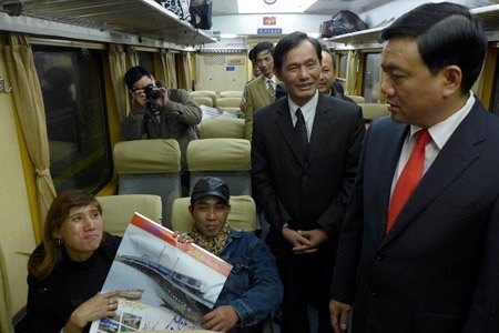 Bộ trưởng tặng lịch ngành đường sắt cho khách đi tàu