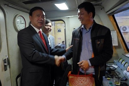 Bộ trưởng tặng quà cho trưởng tàu và lái tàu