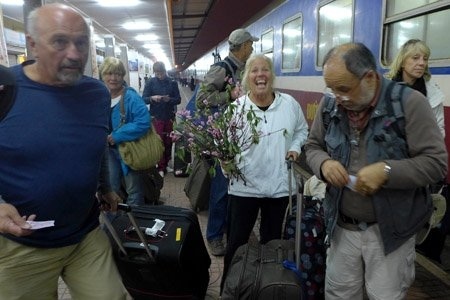 Đoàn khách nước ngoài chọn tàu hỏa là phương tiện du lịch ở Việt Nam