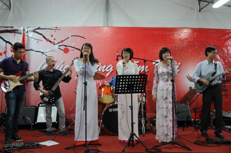 Hát mừng năm mới - Ảnh: Cộng đồng SVVN tại Kaplan Singapore.