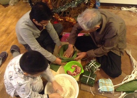 Cả nhà cùng gói bánh chưng (ảnh: HT)