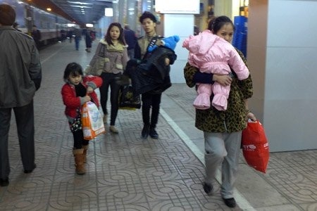 Một gia đình vội vã về quê trên chuyến tàu cuối cùng của năm Nhâm Thìn