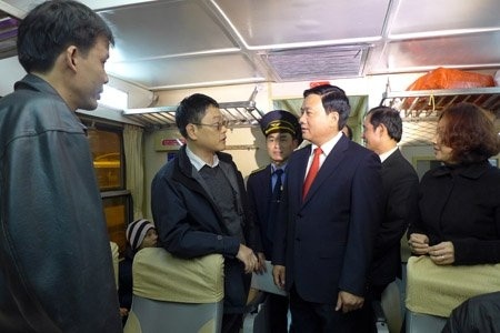 Bộ trưởng thăm hỏi ân cần từng hành khách đi tàu