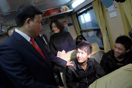 Bộ trưởng thăm hỏi ân cần từng hành khách đi tàu