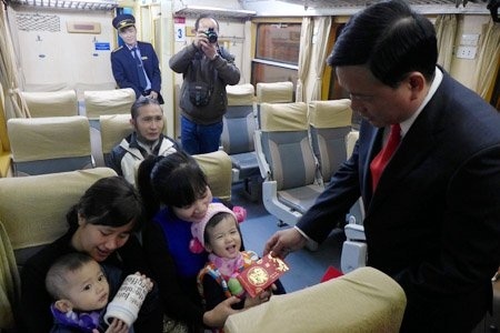 Và lì xì các cháu nhỏ