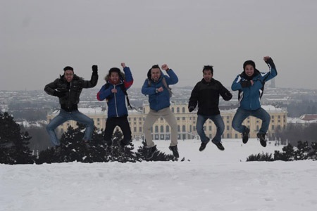 Các chàng trai Việt đang học tập tại Áo với hình ảnh vui nhộn