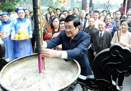 Chủ tịch nước cùng kiều bào thả cá tiễn ông Táo - 1 Theo