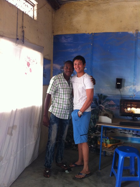 Chàng du học sinh tên Hoàng đang học tập tại Angola cũng hưởng ứng tham gia dự án ý nghĩa này