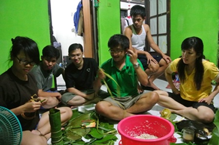 Tâm sự của người Việt trẻ đón Tết tại Indonesia - 4 Sinh viên Việt Nam và Indonesia gói bánh chưng cùng nhau