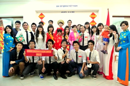 Tâm sự của người Việt trẻ đón Tết tại Indonesia - 6 Sinh viên Việt Nam và Indonesia gói bánh chưng cùng nhau