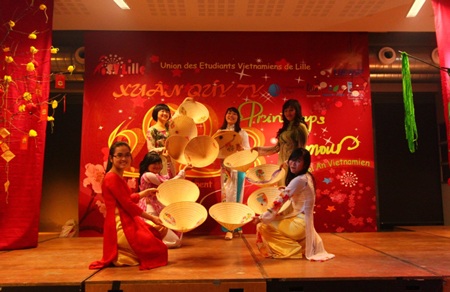 “Xuân yêu thương”- Dạ hội chào Xuân tràn ngập tình yêu trên đất Pháp - 4 Triển lãm tranh về Việt Nam xưa và nay