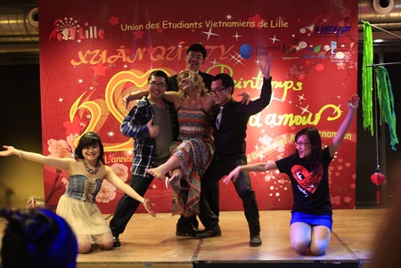 “Xuân yêu thương”- Dạ hội chào Xuân tràn ngập tình yêu trên đất Pháp - 9 Những tiết mục văn nghệ lại được tiếp tục với bài biểu diễn flashmob “Tôi yêu Việt