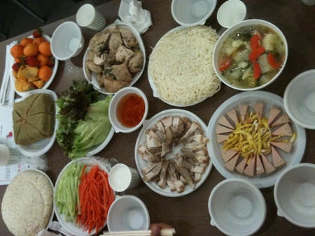 “Đón” Tết Việt muôn nơi cùng Dân trí - 4 Các DHS Việt quây quần bên mâm cơm tất niên