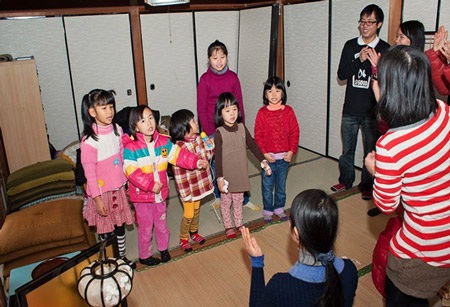 Các thành viên nhí trong Hội tập hát bài “ Ngày Tết quê em” (Ảnh: Trần Anh Quân – Đại học