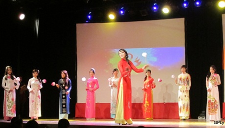 Nữ sinh Việt khoe sắc trong Miss Xuân 2013 - 1 Những cô gái duyên dáng trong tà áo dài truyền thống