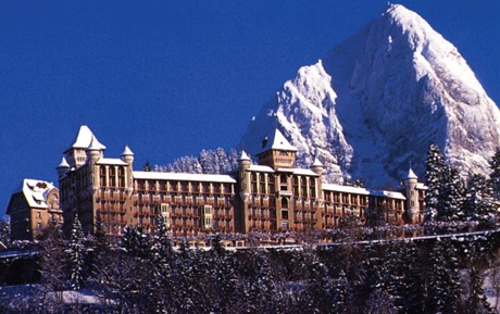 - Sinh viên tốt nghiệp cử nhân tại SHMS được nhận 3 bằng cấp quốc tế của Thụy Sĩ, Mỹ và Anh quốc