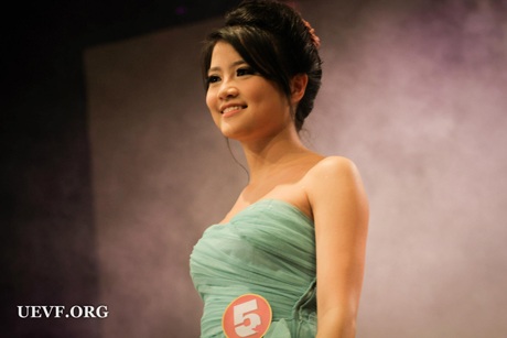 Hà Ngân mang vẻ đẹp dịu dàng, đằm thắm