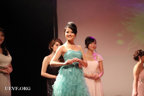 Hà Ngân mang vẻ đẹp dịu dàng, đằm thắm