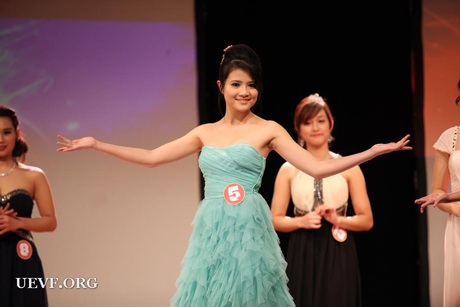 Phong cách trình diễn đầy tự tin trên sân khấu