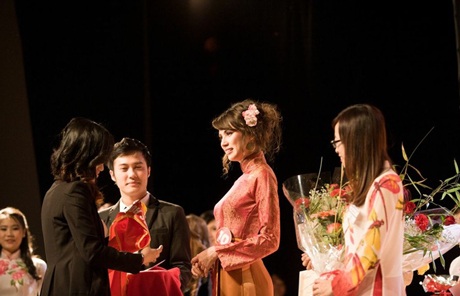 Nữ sinh Việt khoe sắc trong Miss Xuân 2013 - 6 Miss áo dạ hội: Mercedes Aspa Lê Thị - mang trong mình 2 dòng máu Việt - Tây Ban Nha