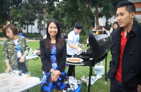 Hân hoan với tiệc chào tân sinh viên tại ĐH Monash, Úc - 2 Thức ăn và đồ uống được phục vụ hoàn toàn miễn phí tại sự kiện.