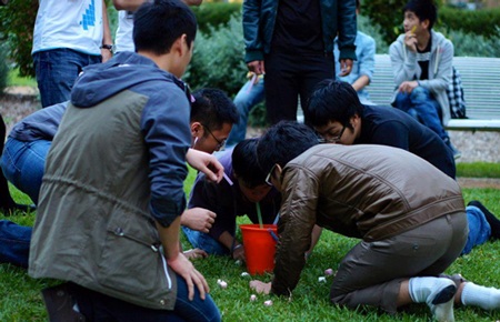 Hân hoan với tiệc chào tân sinh viên tại ĐH Monash, Úc - 5 Trò chơi “hút kẹo” thu hút sự tham gia của các bạn du học sinh