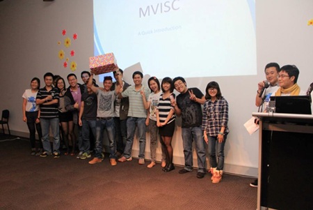 Hân hoan với tiệc chào tân sinh viên tại ĐH Monash, Úc - 7 Phần trao giải cho đội thắng cuộc sau những trò chơi hấp dẫn