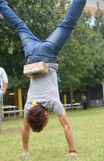 Hân hoan với tiệc chào tân sinh viên tại ĐH Monash, Úc - 8 Trò chơi “đẻ trứng” buộc các bạn sinh viên phải thật sáng tạo để có thể “đẻ được trứng”