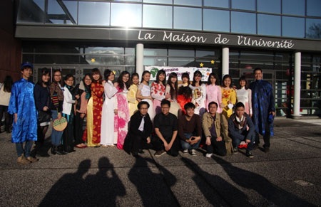Văn hóa Việt tỏa sáng ở Rouen, Pháp - 3 Ngay cả khi ra hậu trường, các bạn quốc tế vẫn liên tiếp yêu cầu được chụp ảnh đoàn Việt Nam
