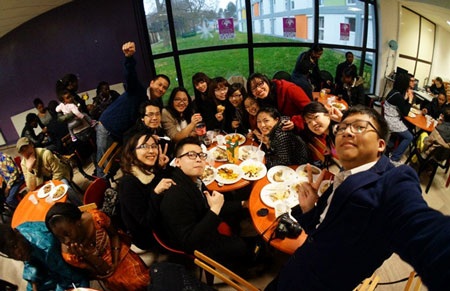 Văn hóa Việt tỏa sáng ở Rouen, Pháp - 4 Các bạn sinh viên Việt Nam đang thưởng thức các món ăn Phi Châu trong Tuần lễ Đa văn hóa