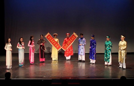 Chiếc áo dài duyên dáng, thướt tha tôn vinh vẻ đẹp nữ sinh Việt Nam nơi xứ sở sương mù