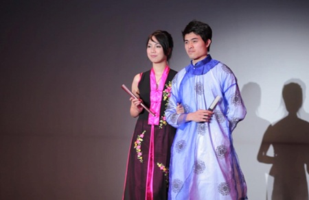 Các bộ áo dài trình diễn được chuẩn bị kỹ lưỡng, với nhiều thiết kế đa dạng