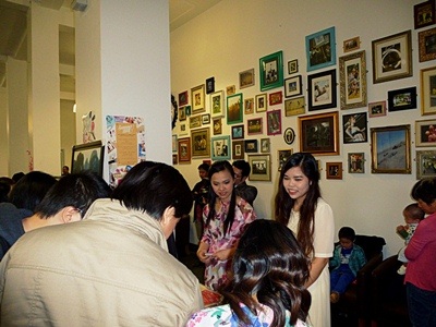 Khu vực triển làm hình ảnh và bán đồ lưu niệm Việt Nam thu hút người xem